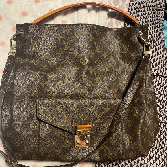 Louis Vuitton purse - Picture 1 of 12